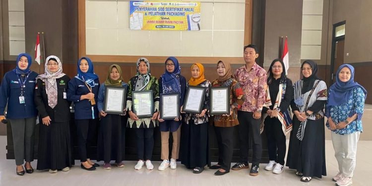 PLN Serahkan 500 Sertifikat Halal kepada UMKM Binaan di Pacitan