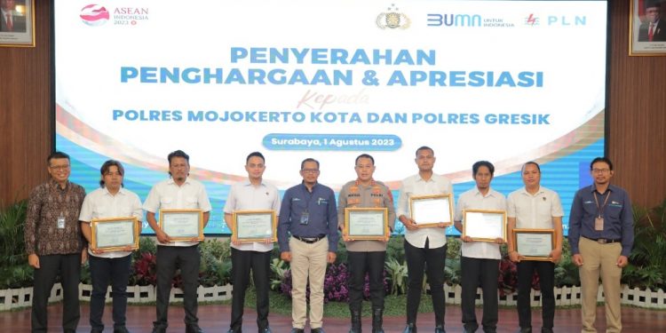 PLN UID Jatim berikan penghargaan Polres Mojokerto dan Polres Gresik karena berhasil ungkap pencurian kabel