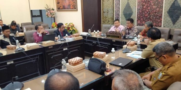 Terancam digusur PU SDA, puluhan PKL Mojokerto datangi DPRD Jatim