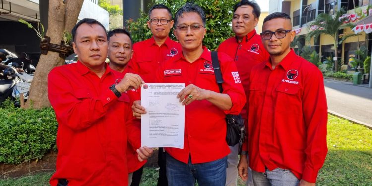 Maki maki Jokowi dengan ucapan tidak sopan, Tim hukum DPD PDI PDI Perjuangan Jatim laporkan Rocky Gerung ke Polda Jatim