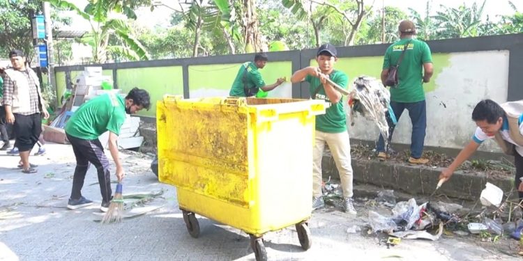 Sambut HUT RI, DPW LDII Jatim bersih-bersih TPU hingga tanam pohon