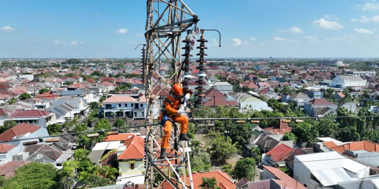 PLN UIT JBM bersihkan 1.188 keping Isolator pada jaringan SUTT 150 kV Waru–Buduran–Sidoarjo