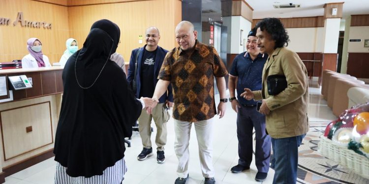 Jenguk Cak Nun, Ketua DPD RI doakan lekas pulih