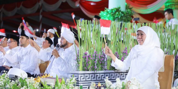 Baru pertama kali di gelar di Grahadi, puluhan ribu masyarakat Jatim ikuti Dzikir dan Sholawat Habib Syech