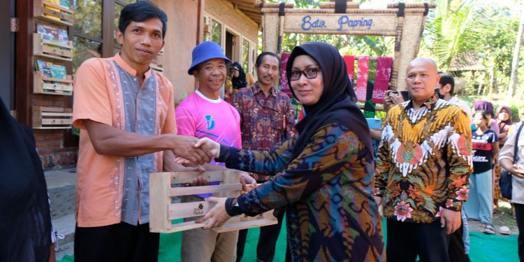 PLN UIP JBTB dukung pengembangan SDM untuk program melek aksara bagi masyarakat Kalipuro Banyuwangi