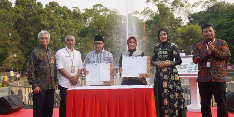 Ikuti sapa ASN di Pamekasan, Bank Jatim bantu Mobil Ambulance dan serahkan Bantuan Sosial