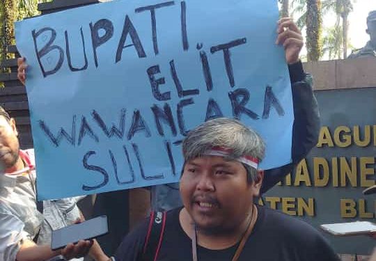 Puluhan wartawan demo depan Pendopo Blitar, protes kebijakan Pemkab Blitar yang lakukan intervensi ke wartawan