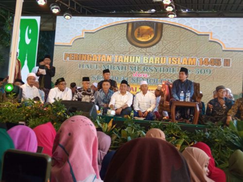 Hadiri khotbah K.H. Anwar Zahid di Haul sesepuh Semolowaru, Anas Karno: Nderek pesan Kiai jaga silahturahmi