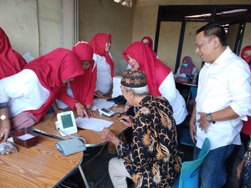 Blusukan Posyandu Lansia, Anas Karno bantu alat cek gula darah