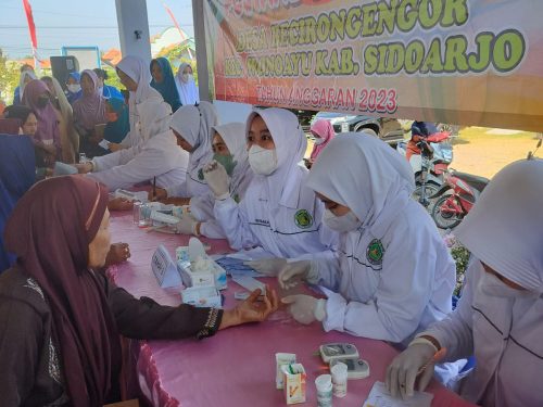 Bakti sosial KKN mahasiswa Umaha, sasar desa Becirongengor Sidoarjo