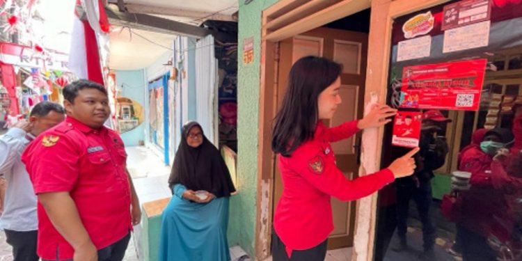 Sosialisasi Ganjar, kader Banteng Krembangan-Simokerto bagikan bubur merah putih