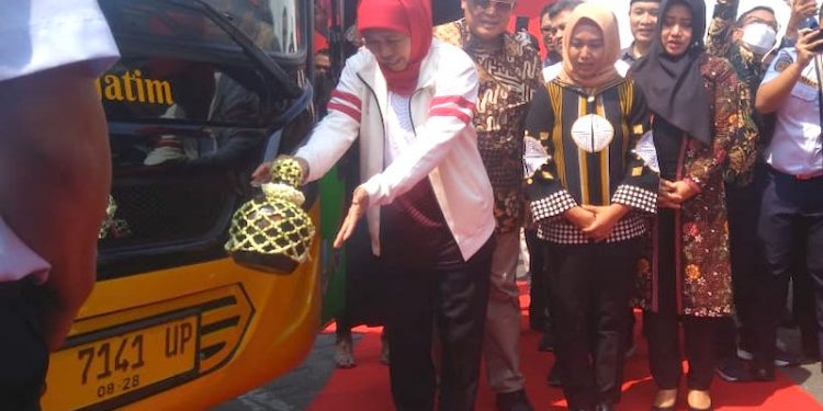 Pecah kendi air, Gubernur Khofifah tandai mulai beroperasinya Bus Trans Jatim Koridor II 
