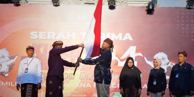 Beragam kesenian Tradisional Jatim ditampilkan iringi penerimaan kirab bendera pemilu 2024 dari Provinsi Bali di Banyuwangi