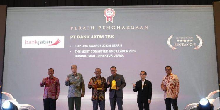 Bank Jatim raih dua pengharagaan langsung diajang TOP GRC Awards 2023