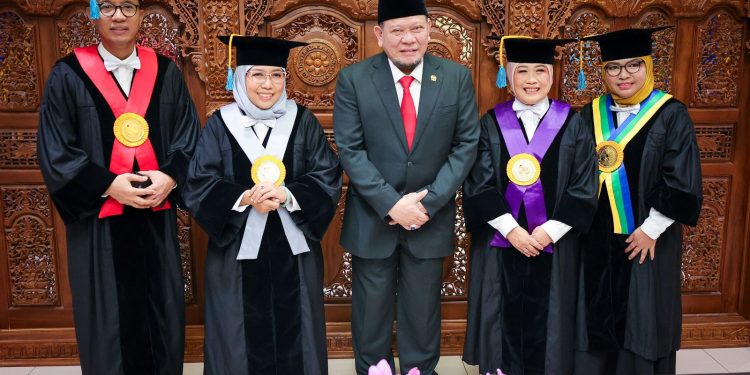 Hadiri pengukuhan 4 Guru besar Unair, LaNyalla: Semoga menambah semangat baru Unair sebagai kampus profesional. 