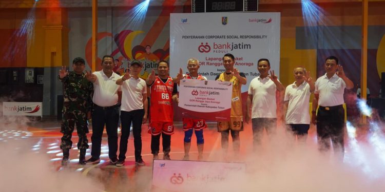 Bank Jatim serahkan CSR perbaikan lapangan Basket GOR Tuban
