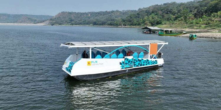 Direktur Utama PT PLN (Persero) Resmikan Perahu Elektrik Buatan Negeri