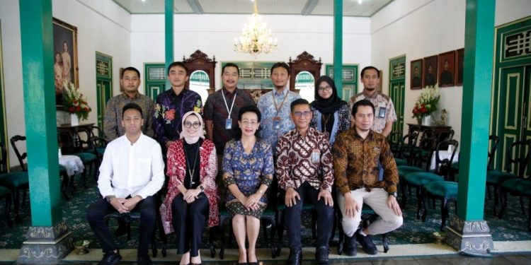 PLN Nusantara Power Serahkan Pot Bunga dari FABA ke Gusti Kanjeng Ratu (GKR) Hemas