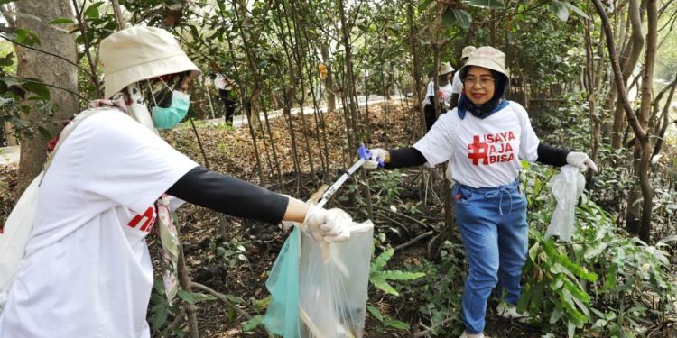 Sampoerna Peduli Lingkungan: Bersih-bersih sampah dan tanam bakau di Kebun Raya Mangrove Surabaya