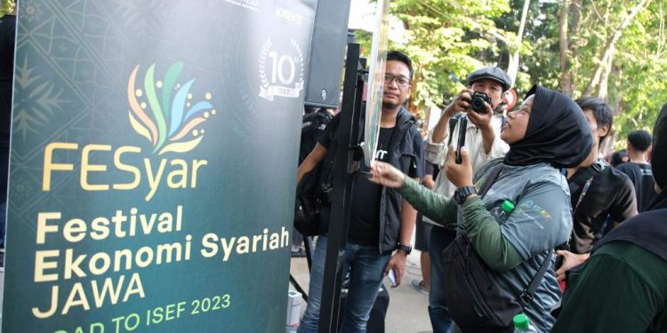 Sosialisasi FeSyar Jawa 2023: Bank Indonesia Jatim Hadir di Car Free Day Darmo