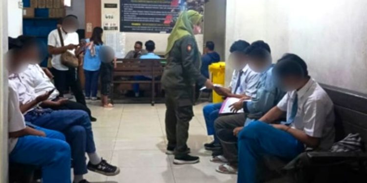 Satpol PP Surabaya jaring pelajar main kartu di Warkop