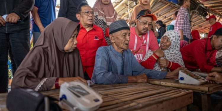 PDIP terus layani rakyat, pengobatan gratis Kapal RS Malahayati diserbu warga Surabaya