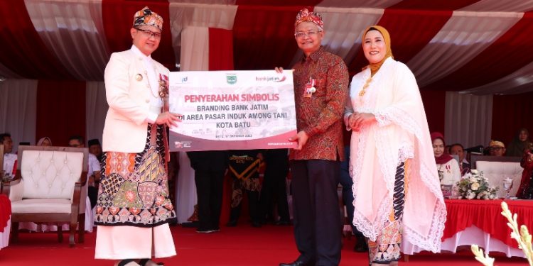 Peringati HUT Kota Batu ke- 22, Bank Jatim serahkan CSR dan Branding pasar induk among tani