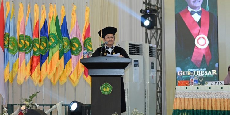Ketua KPPU Dikukuhkan sebagai Profesor Ilmu Hukum di Universitas Darul ‘Ulum Lamongan