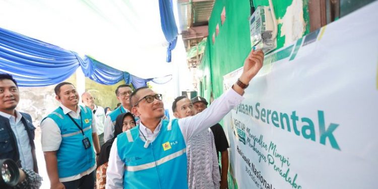 PLN sambung Listrik 357 warga tidak mampu di Jawa Timur