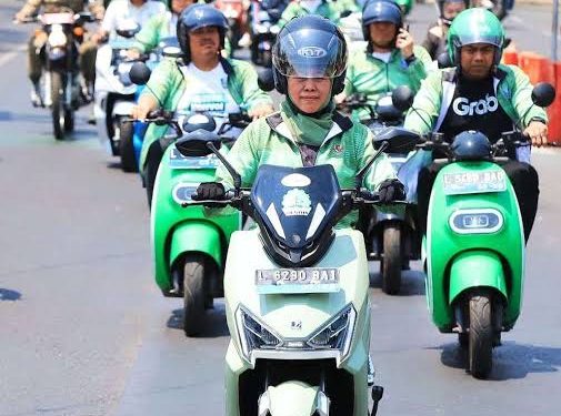 Konvoi Motor Listrik: Transformasi Energi Fosil ke Nonfosil dan Rekor MURI dengan 1588 Peserta