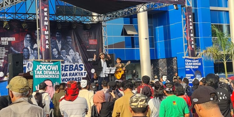 Kritik politik dinasti, Mahasiswa dan Masyarakat gelar Mimbar Bebas di Unitomo