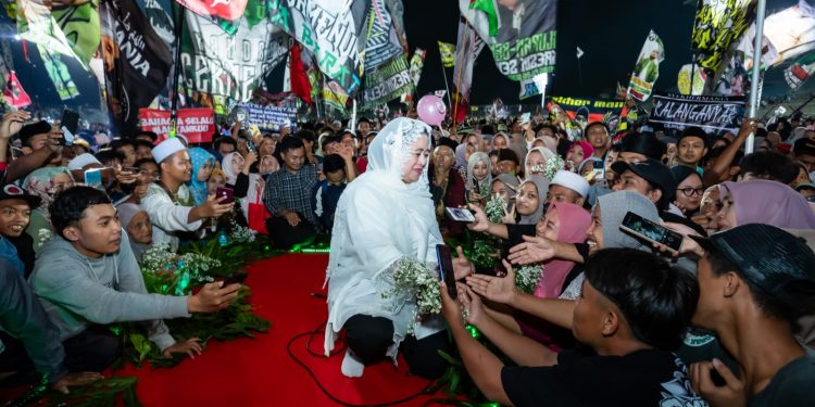 Didepan puluhan ribu masyarakat yang Penuhi GOR Joko Samudro, Puan nyatakan optimis Jatim akan dimenangkan pasangan Ganjar-Mahfud