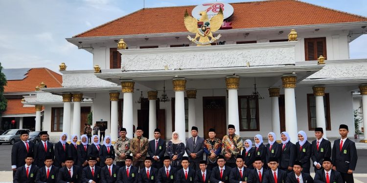 30 santri penerima beasiswa Pemrov Jatim dilepas Khofifah untuk lakukan study ke Universitas Al-Azhar Kairo