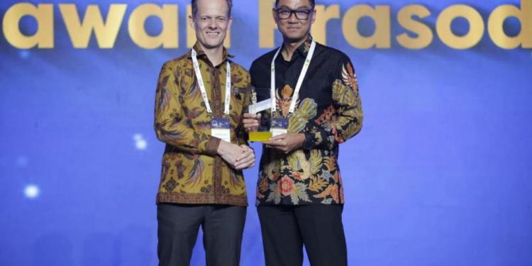 Darmawan Prasodjo Raih Male Executive Of The Year Enlit Asia Power Energy Awards 2023