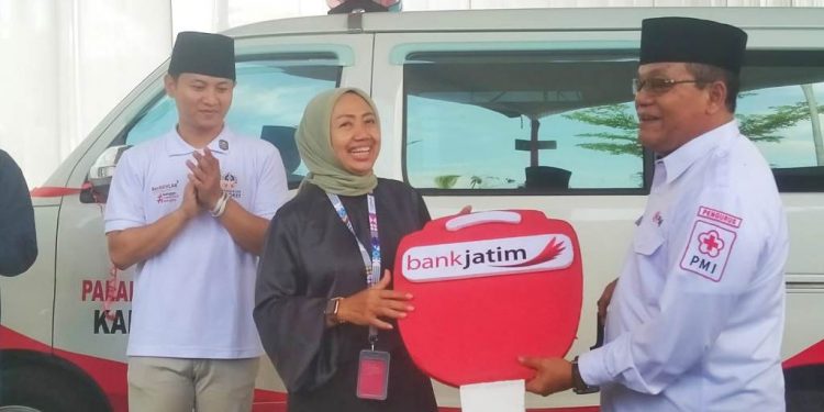 Sinergi dengan Pemkab Trenggalek, Bank Jatim serahkan Mobil Ambulans dan Launching KKPD