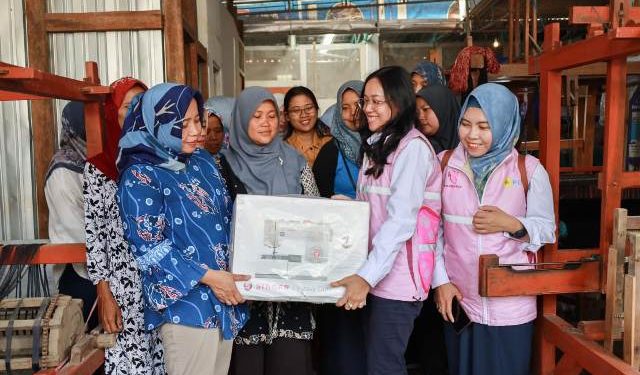 PLN berdayakan mantan Pekerja Migran di Blitar dengan berikan bantuan mesin jahit