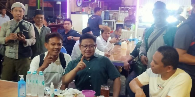 Sosialisasi program UMKM, Cak Imin lakukan kampenye ke Taman bungkul dan makan bebek goreng