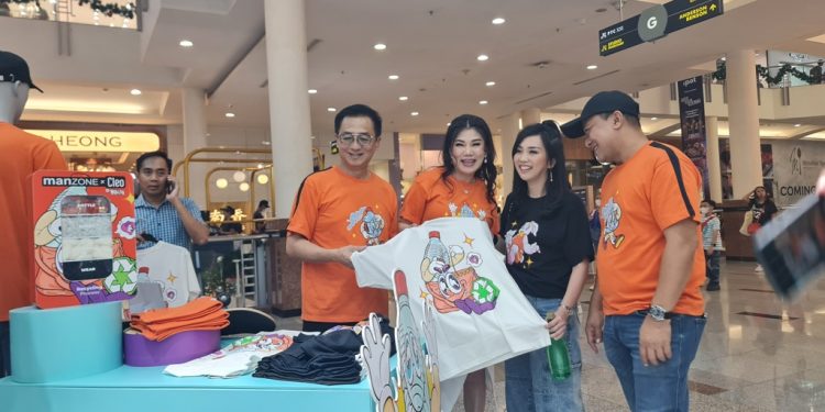 Manzone dan Cleo kolaborasi dengan Muklay, ciptakan kaos ramah lingkungan dari plastik daur ulang