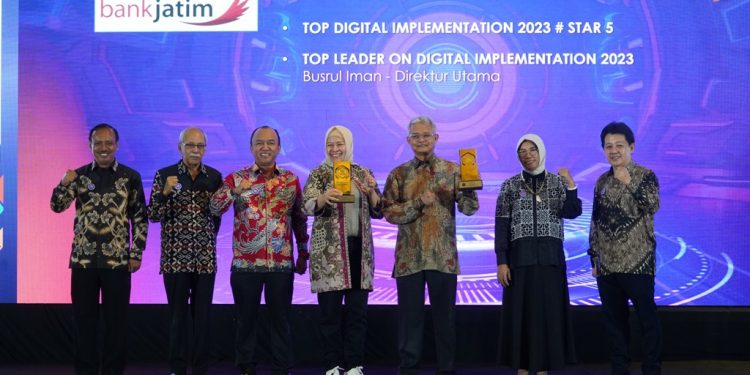 Konsisten lakukan transformasi digital, Bank Jatim raih dua penghargaan di TOP digital award 2023