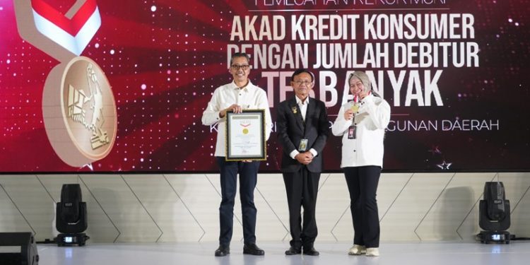 Bank Jatim pecahkan rekor MURI, 2.312 debitur tandatangan akad massal kridit konsumer
