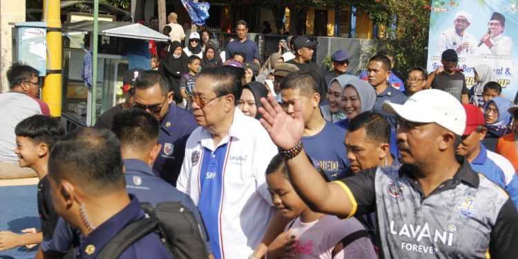 SBY berbaur, ikut mlaku pagi bersama ribuan masyarakat Kediri