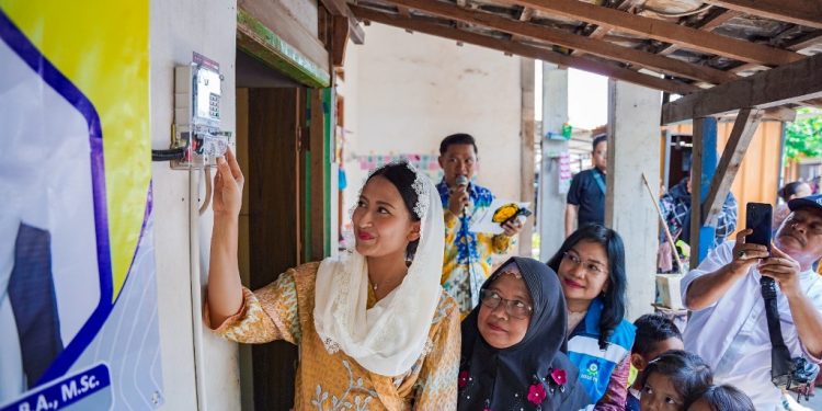 Giliran warga tidak mampu di Gresik rasakan bantuan pasang listrik baru gratis PLN