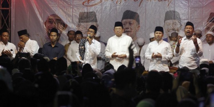 Di iringi hujan gerimis, ribuan warga Kediri bersholawat bersama SBY di  “Ketami Bershalawat”
