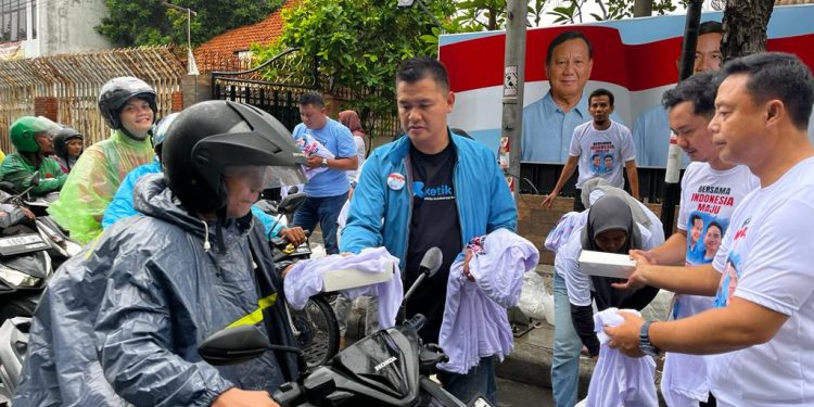 Ribuan nasi kotak dan kaos dibagikan TKD Prabowo – Gibran Jatim
