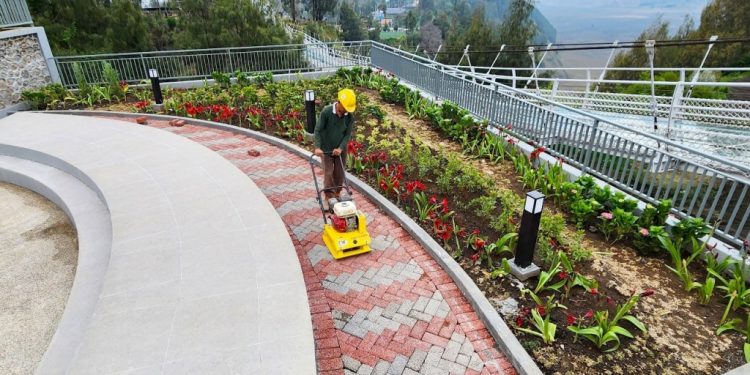 SIG percantik Jembatan Kaca Seruni Point Bromo, dengan aplikasi porous paving