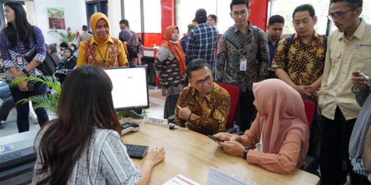 Menjadi Pionir di Indonesia dalam Penerapan IKD,  Bank Jatim dikunjungi Ditjen Dukcapil Kemendagri dan Bank Dunia