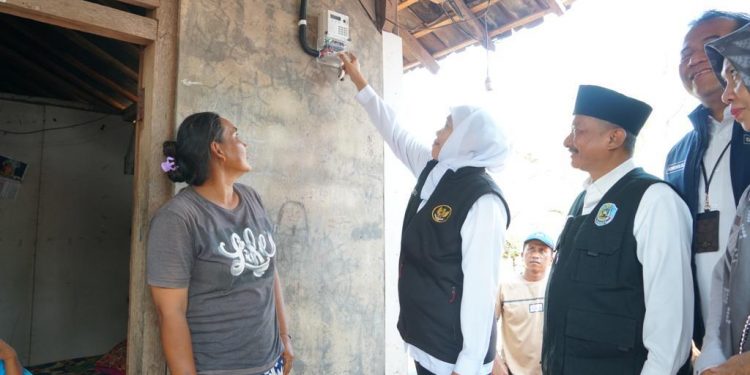 Giliran PLN pasang sambungan listrik Dusun Merak Situbondo yang sudah menunggu 48 tahun untuk bisa nikmatin listrik
