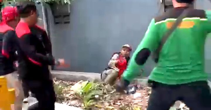 Buruh tendang Satpol PP yang akan buka akses jalan untuk warga