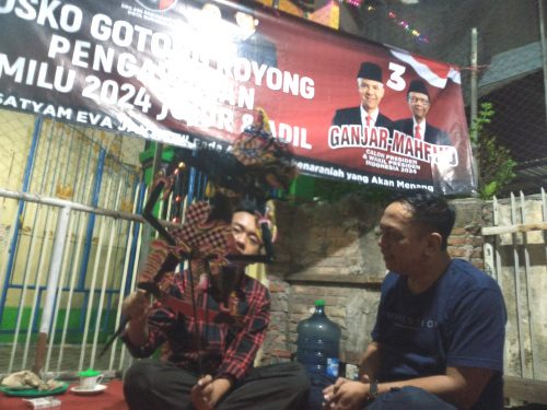 Wayang Brontoseno dihadiahkan ke Anas Karno saat Nobar debat Capres