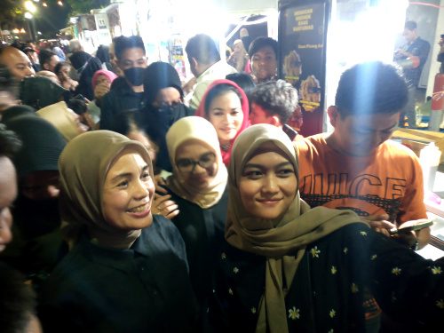 Nikmati suasana Tunjungan, warga kerumuni Siti Atikoh: Salam ke Pak Ganjar